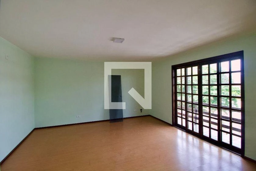 4-bedroom house with wood or laminate floors in Curitiba — photo 14