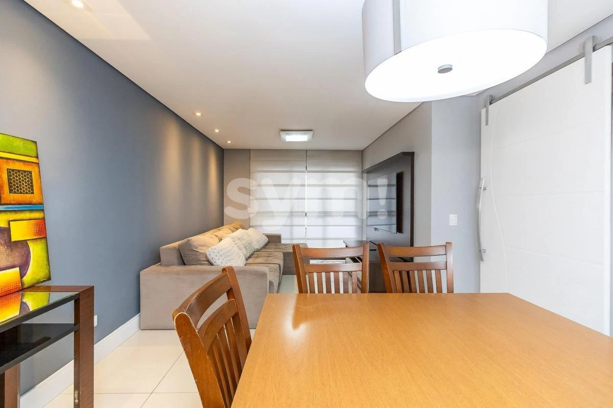 Glass-enclosed balcony in a 3-bedroom apartment, 98 m²