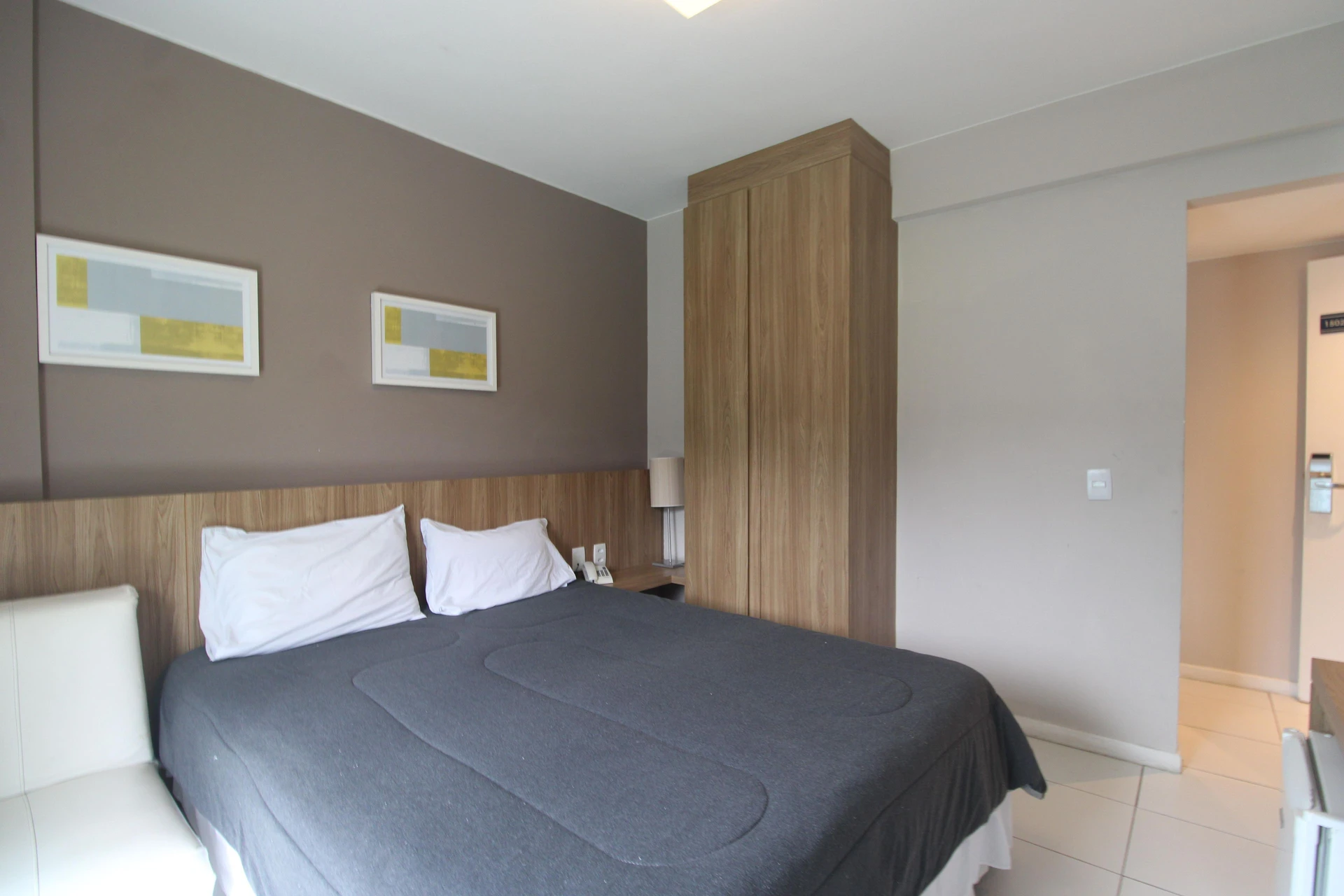 Furnished studio with 1 bedroom and open-plan kitchen — photo 6