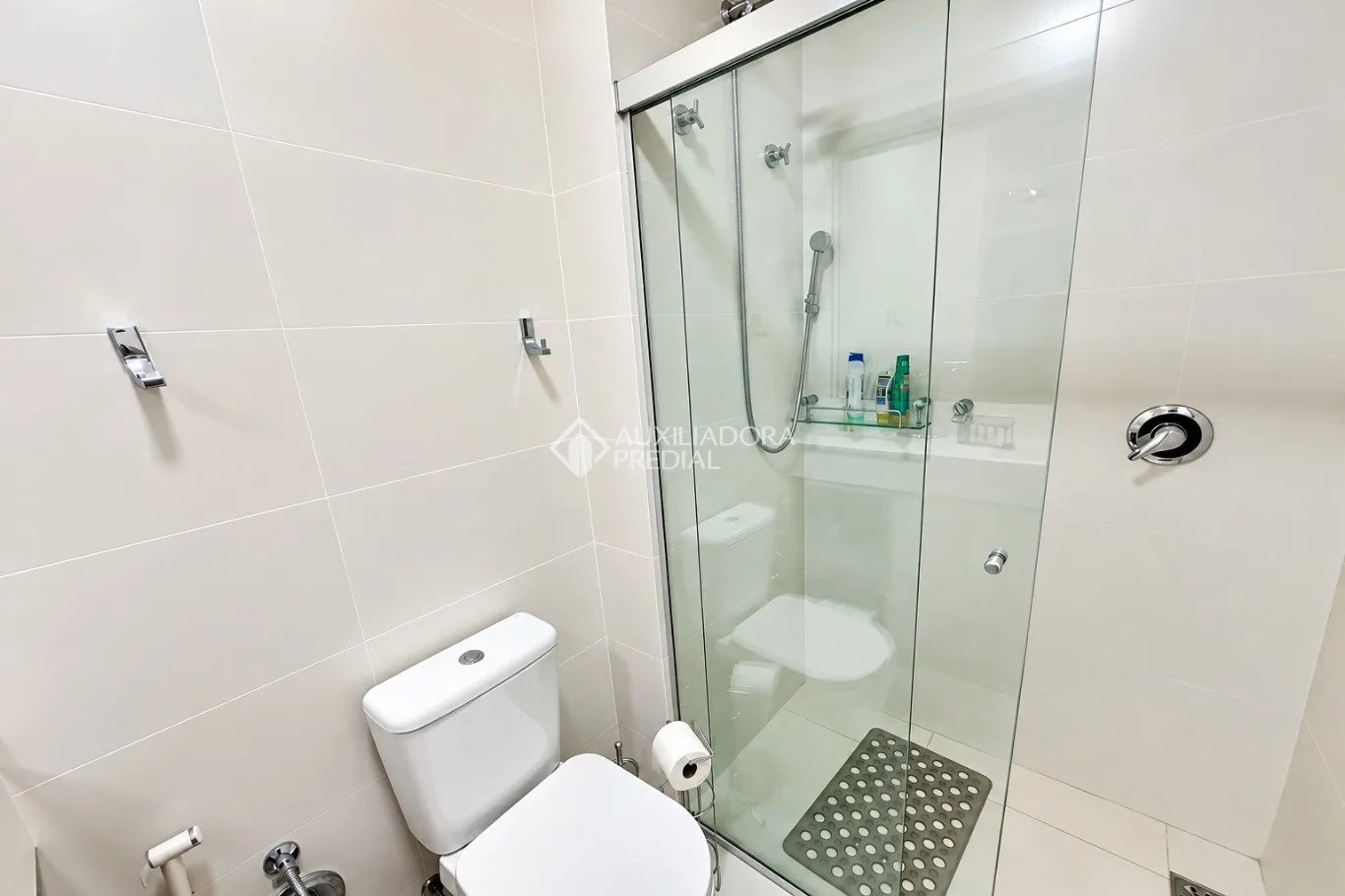 Balcony with a grill in a 2-bedroom apartment, 172 m² — photo 22