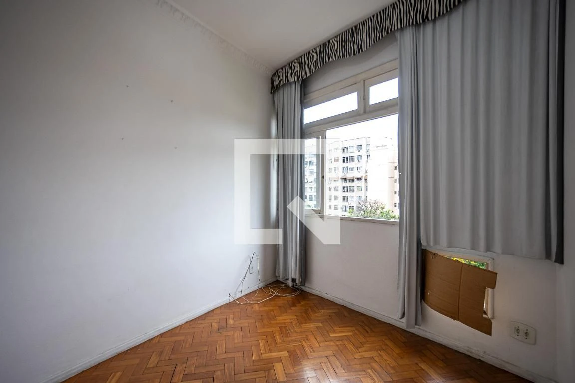 Wood or laminate floors in a 3-bedroom apartment, 85 m² — photo 6