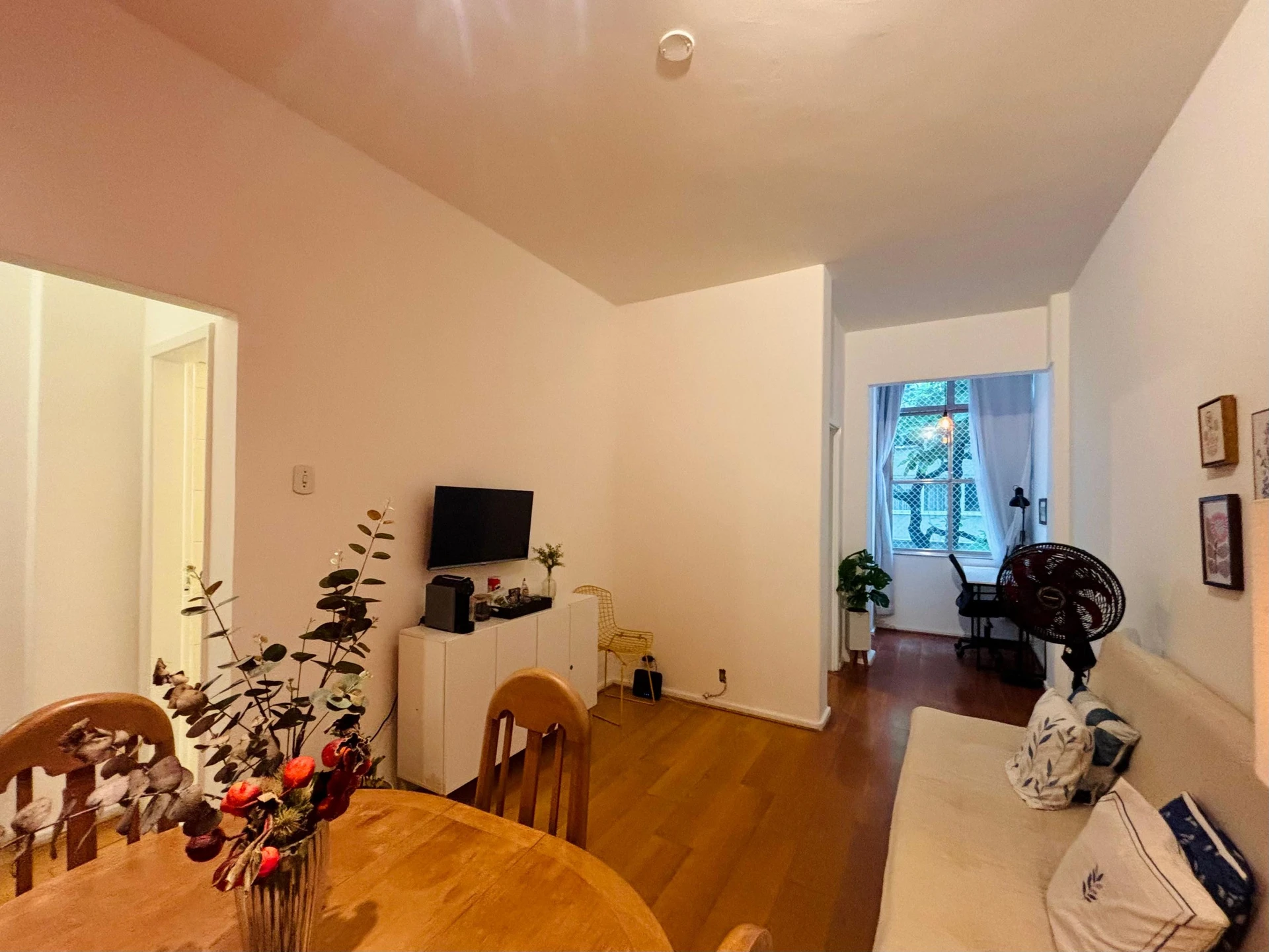 Furnished 1-bedroom apartment with a gas stove kitchen