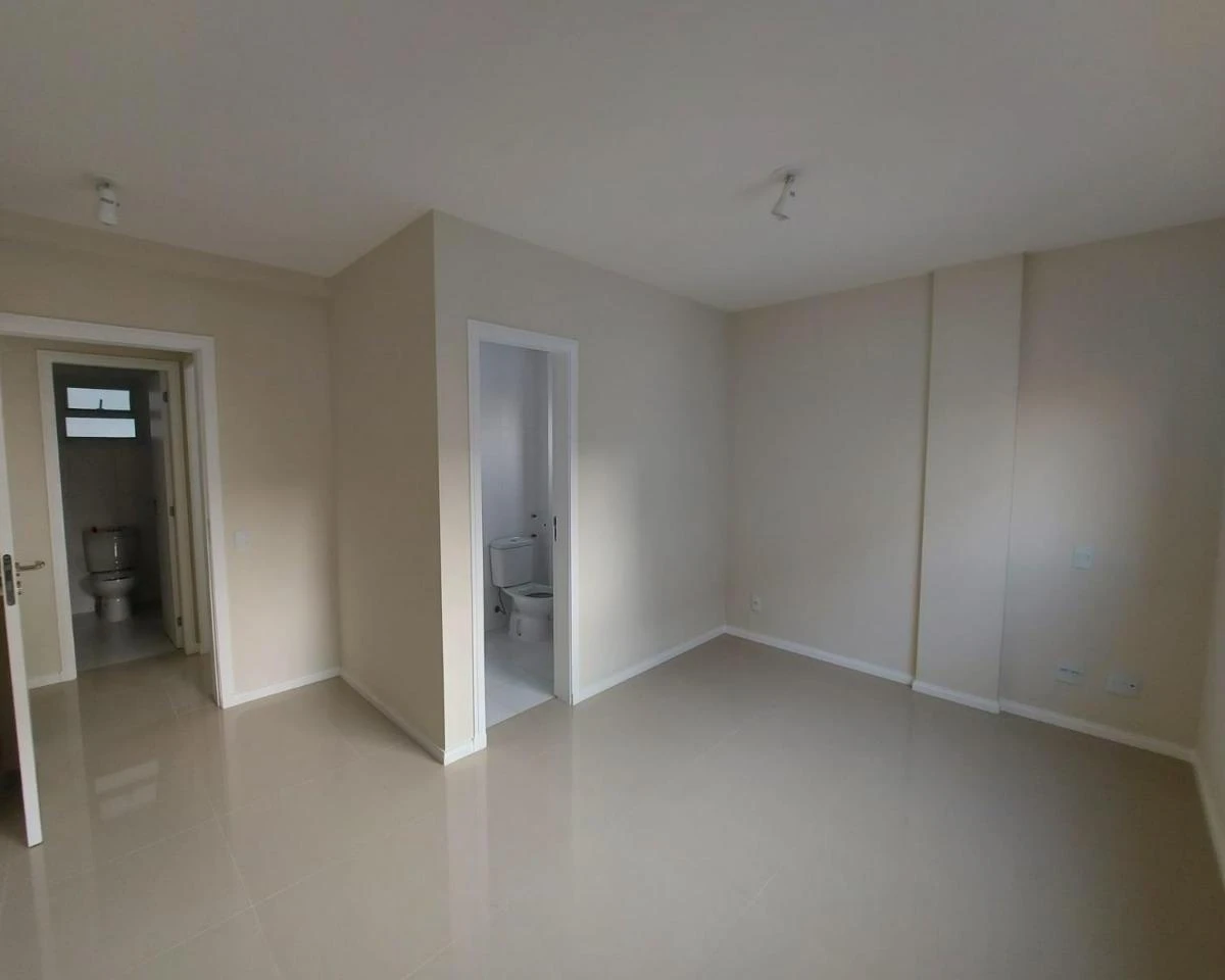 Balcony with a grill in a 3-bedroom apartment, 93 m² — photo 16