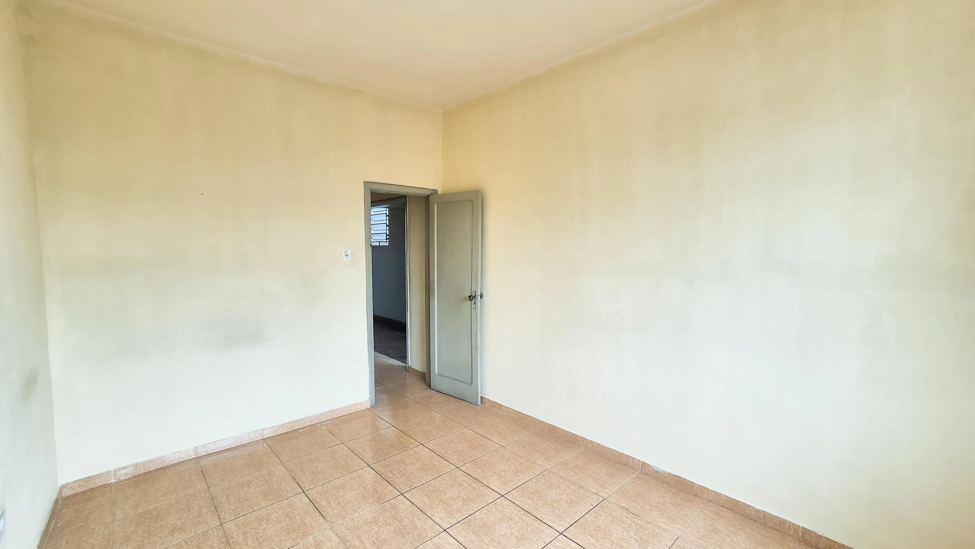 Apartment with no parking, 2 bedrooms and 1 bathroom — photo 26
