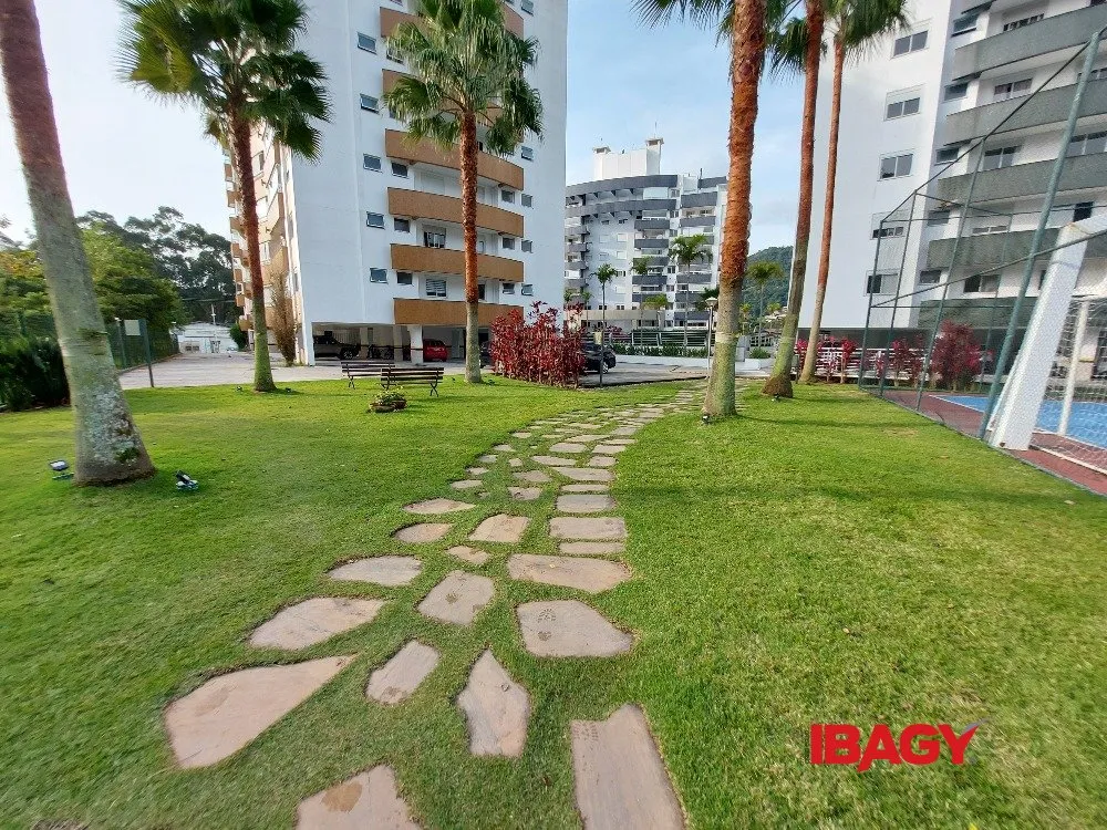 Furnished apartment with 2 bedrooms and 79 m² — photo 3
