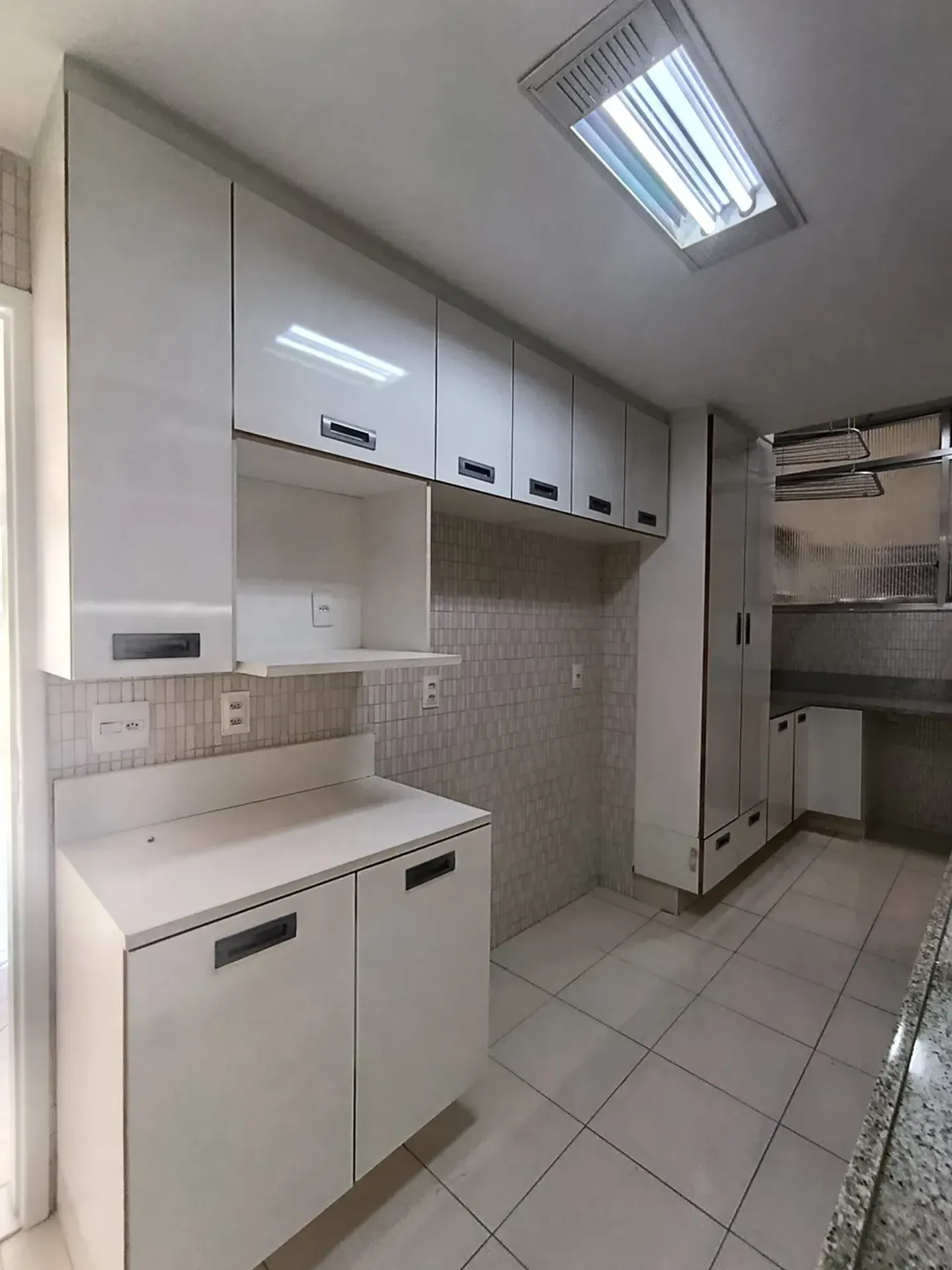 Unfurnished apartment with 3 bedrooms and 1 bathroom — photo 35