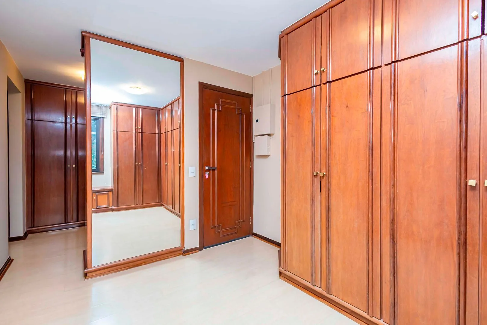 Rental house with 4 bedrooms and 5 bathrooms across 550 m² — photo 45