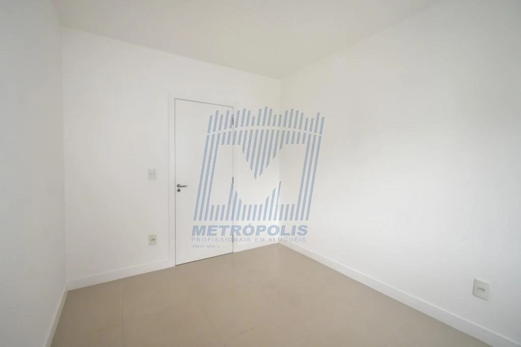 2-bedroom apartment with a mountain view — photo 16