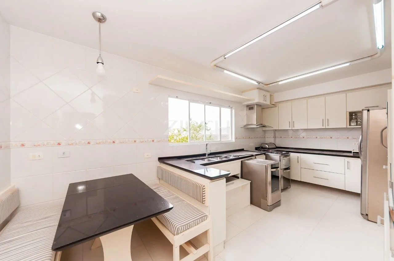 4-bedroom house with 4 parking spaces and open-plan kitchen — photo 14