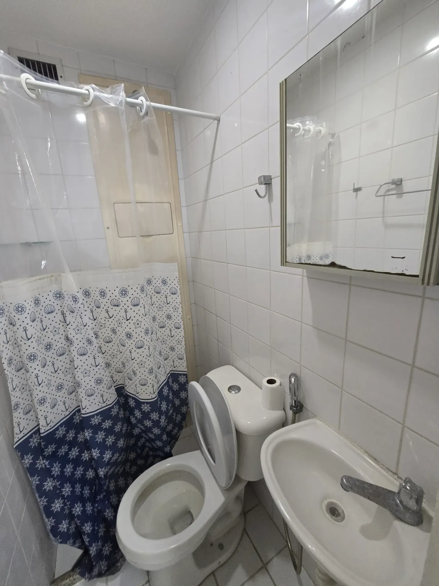 4-bedroom apartment with 3 bathrooms and a balcony — photo 25