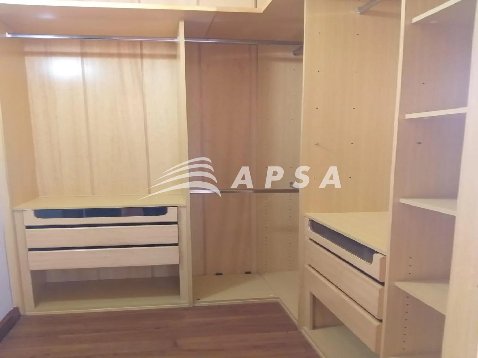 Furnished apartment, 99 m², with a glass-enclosed balcony — photo 9