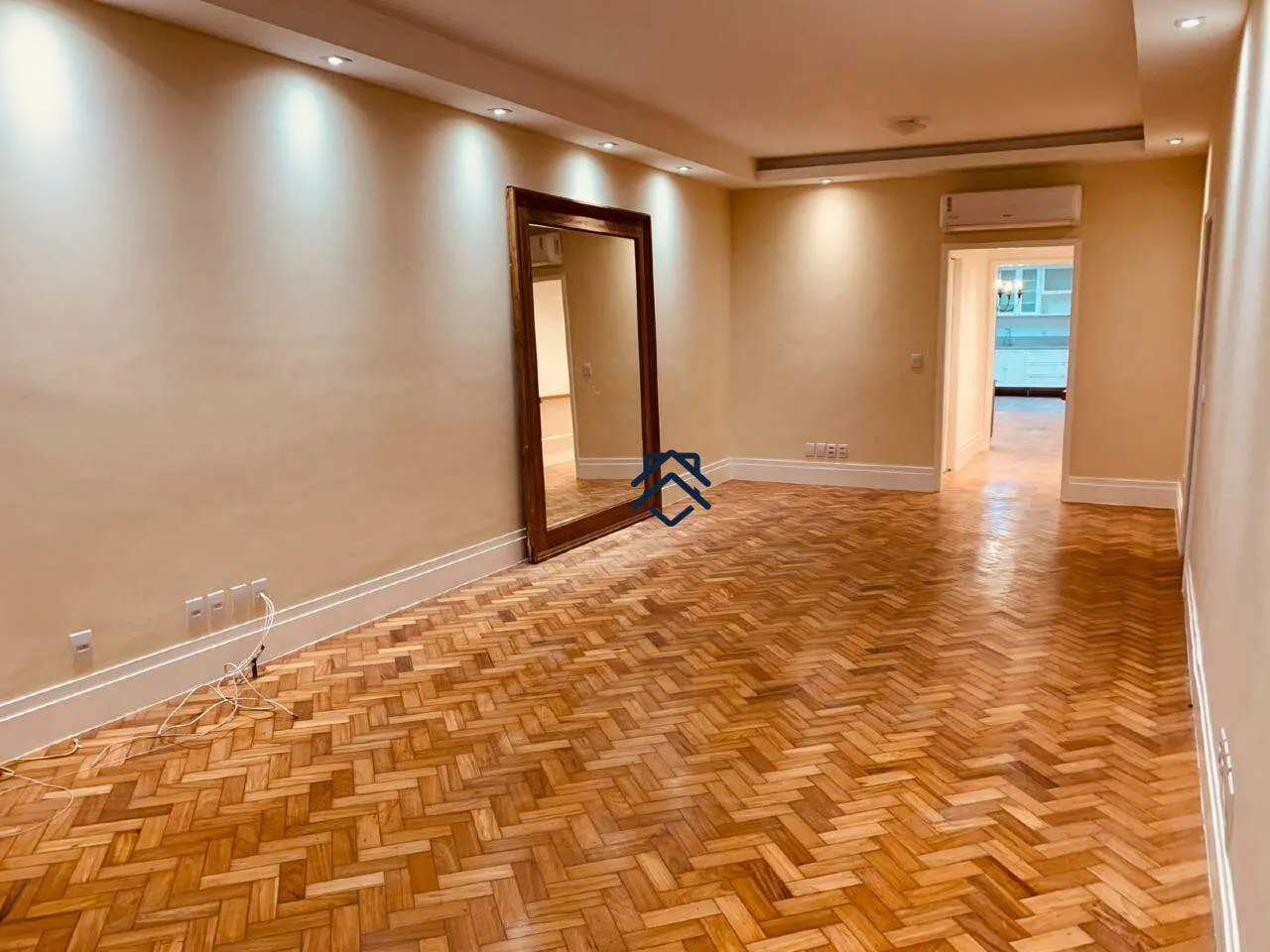 Walk-in closet in a 4-bedroom apartment, 180 m² — photo 3