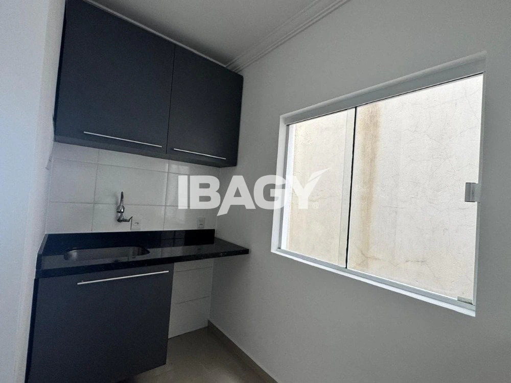 One-bedroom apartment in a building with a pool — photo 9