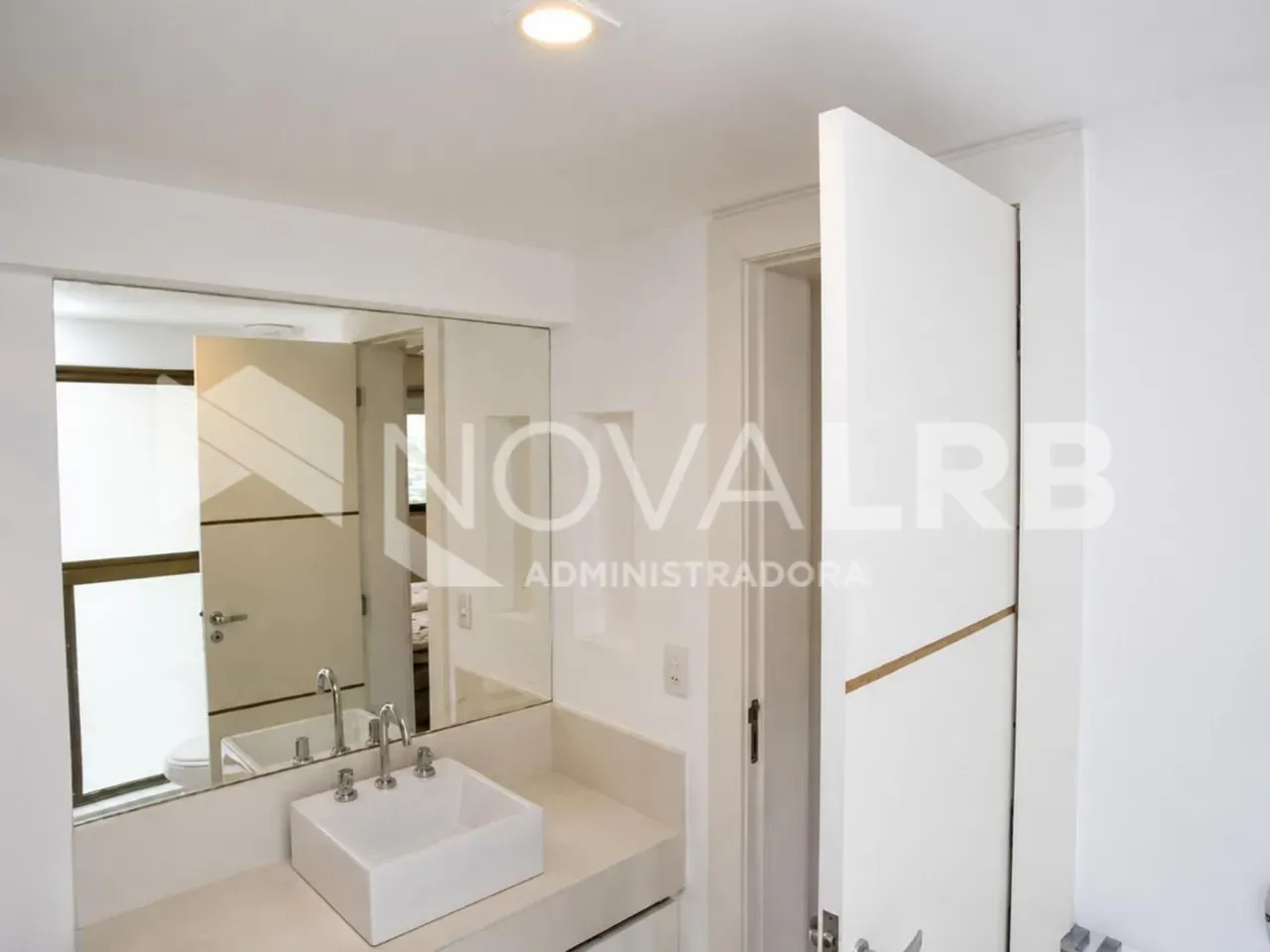 4-bedroom apartment with enclosed glass balcony — photo 42