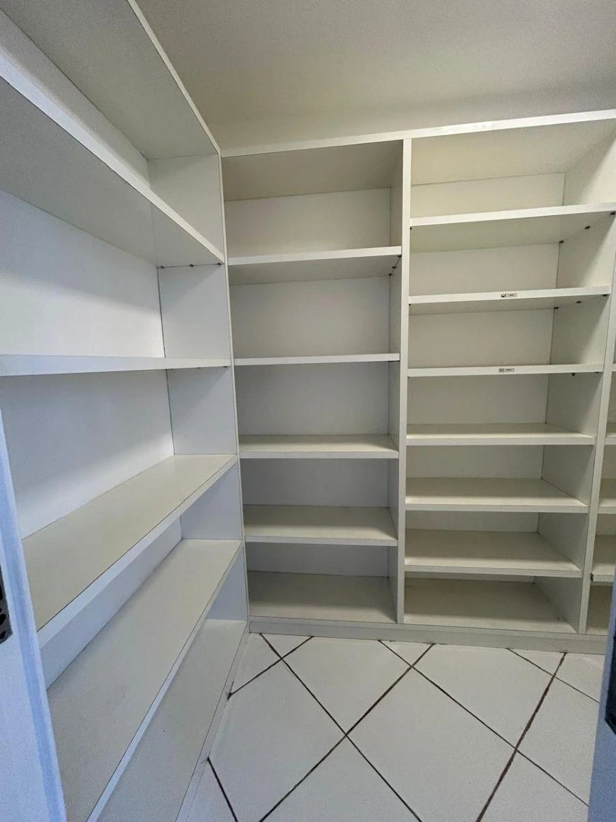 4-bedroom apartment with a walk-in closet — photo 8