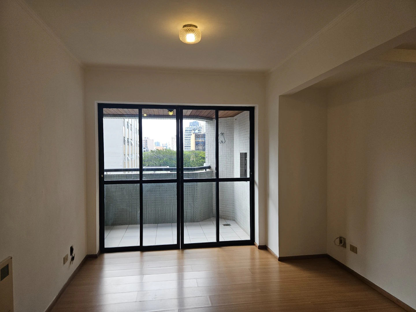 Wood or laminate floors in a one-bedroom apartment, 51 m² — photo 4