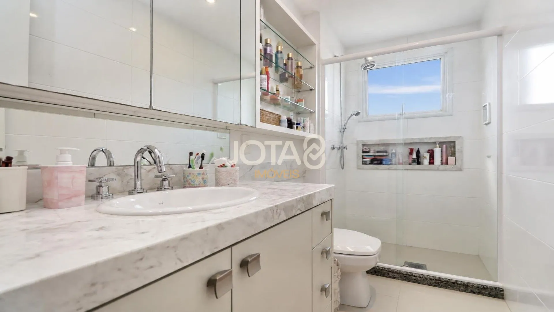 Furnished apartment, 267 m², with floor-to-ceiling windows — photo 38
