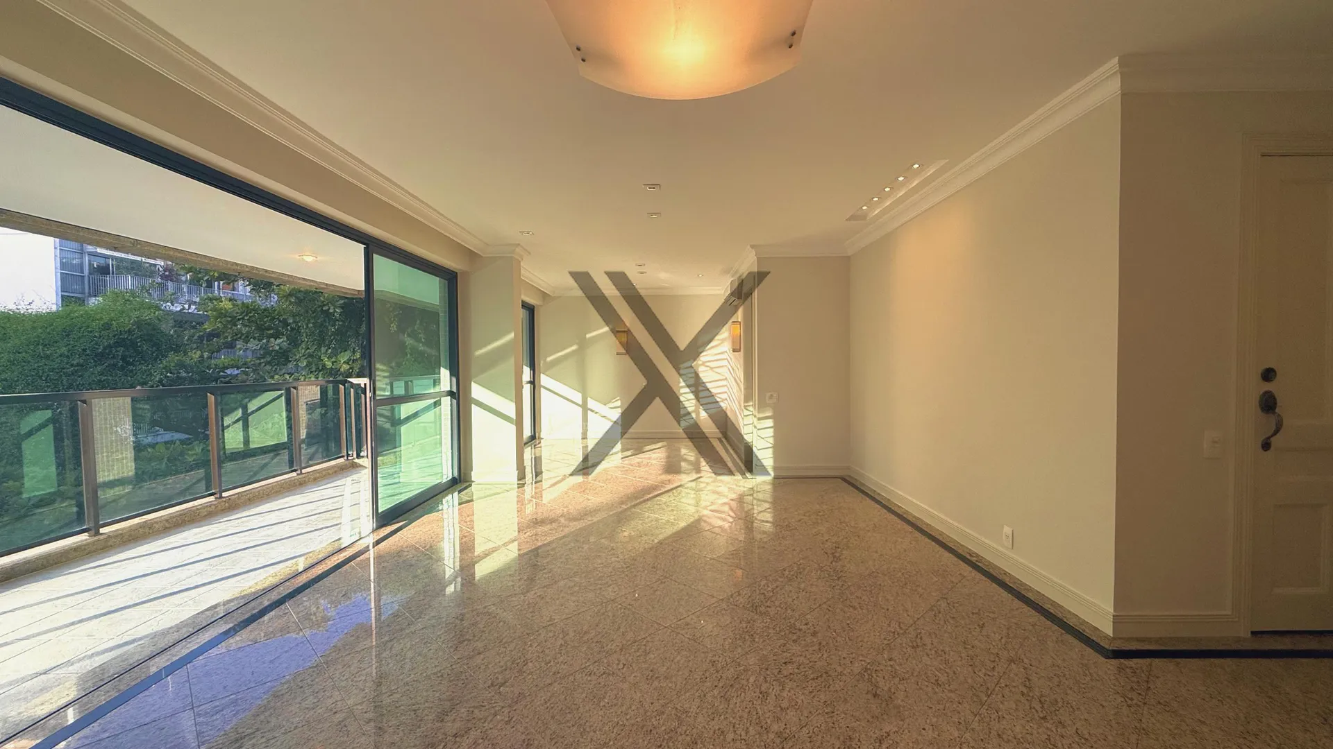 Glass-enclosed balcony in a 3-bedroom apartment, 165 m²