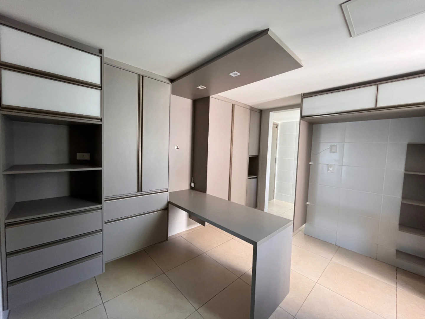 4-bedroom apartment in a building with a gym — photo 22