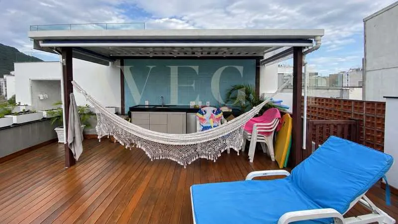 Balcony with a grill in a 3-bedroom apartment, 310 m² — photo 18