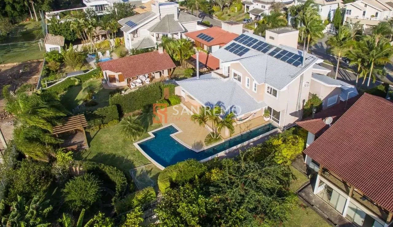 House with 5 bedrooms and 11 bathrooms plus 3 parking