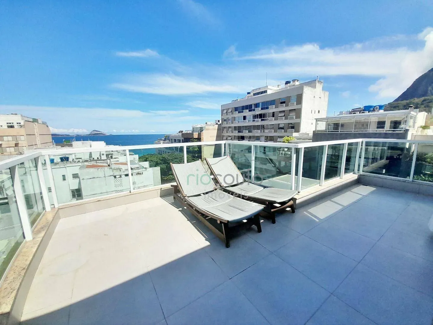 Apartment with 4 bedrooms and a balcony — photo 27