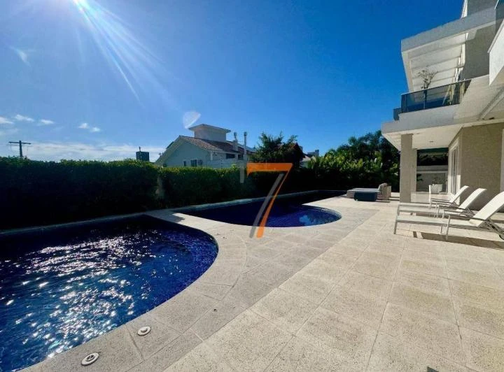 Casa com 8 dormitórios e 995 m² com área de piscina — photo 6