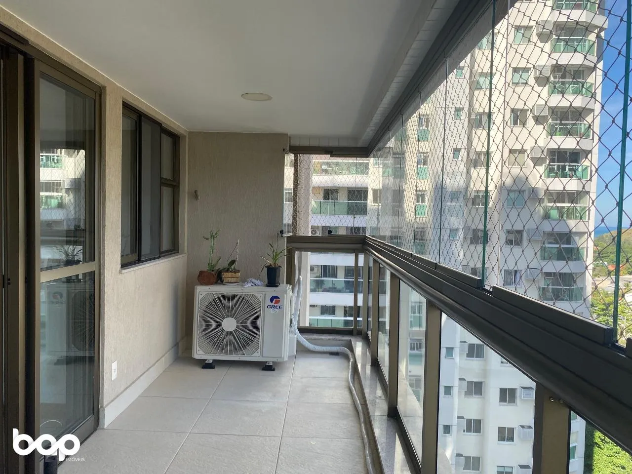 3-bedroom apartment with a mountain view