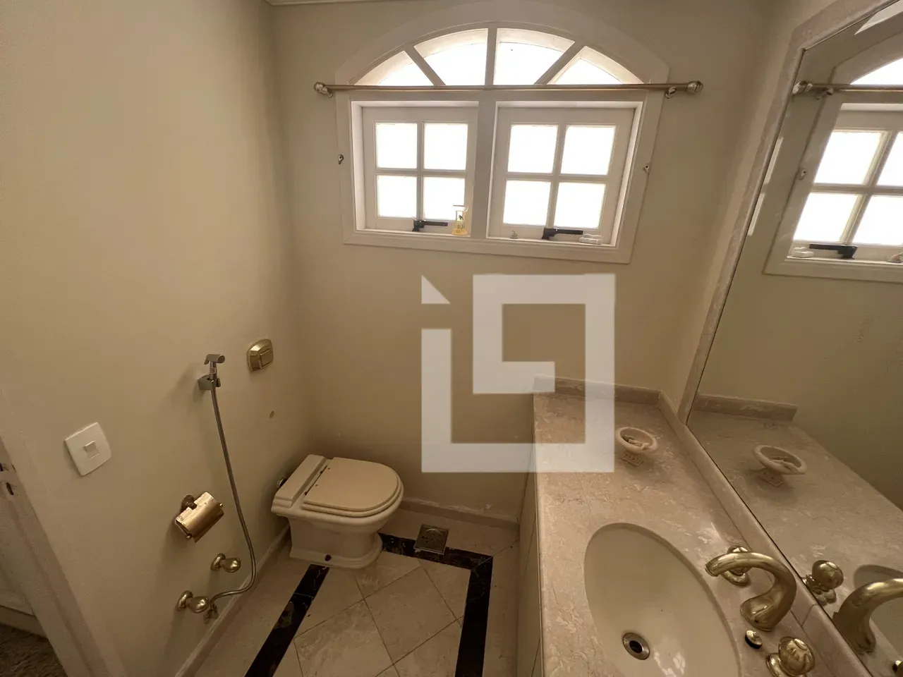 House with 4 suites and 5 parking spaces plus balcony BBQ — photo 35