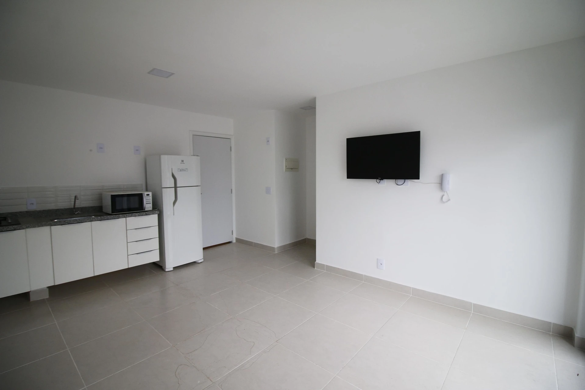 Apartamento de 1 dormitorio con cocina abierta y balcón — photo 2
