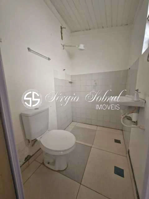 Studio kitnet with separate kitchen and gas water heater — photo 6