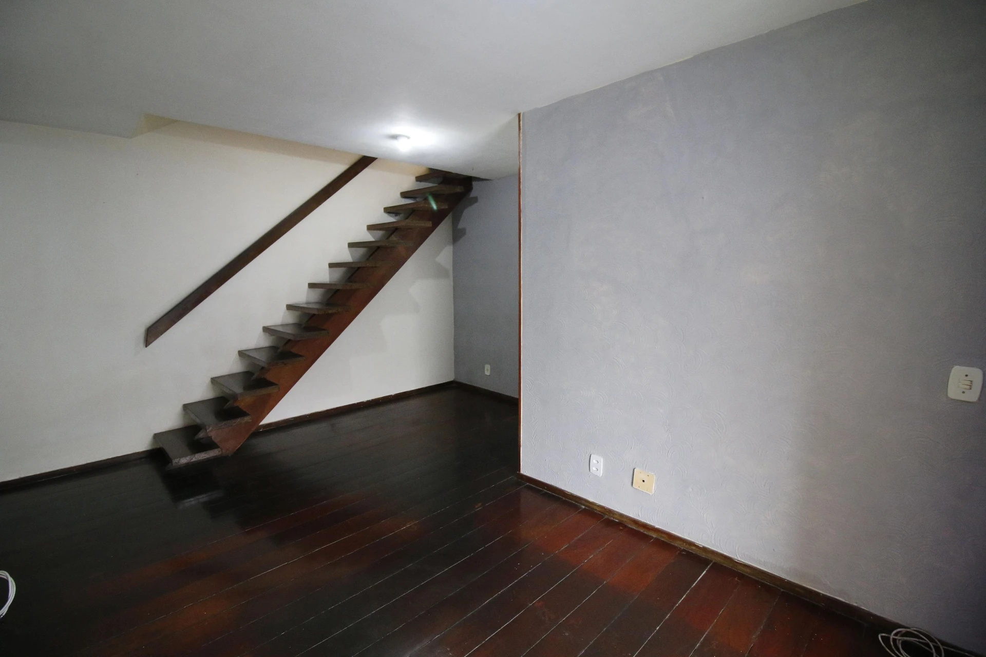 Balcony with a grill in a 3-bedroom apartment, 128 m² — photo 36