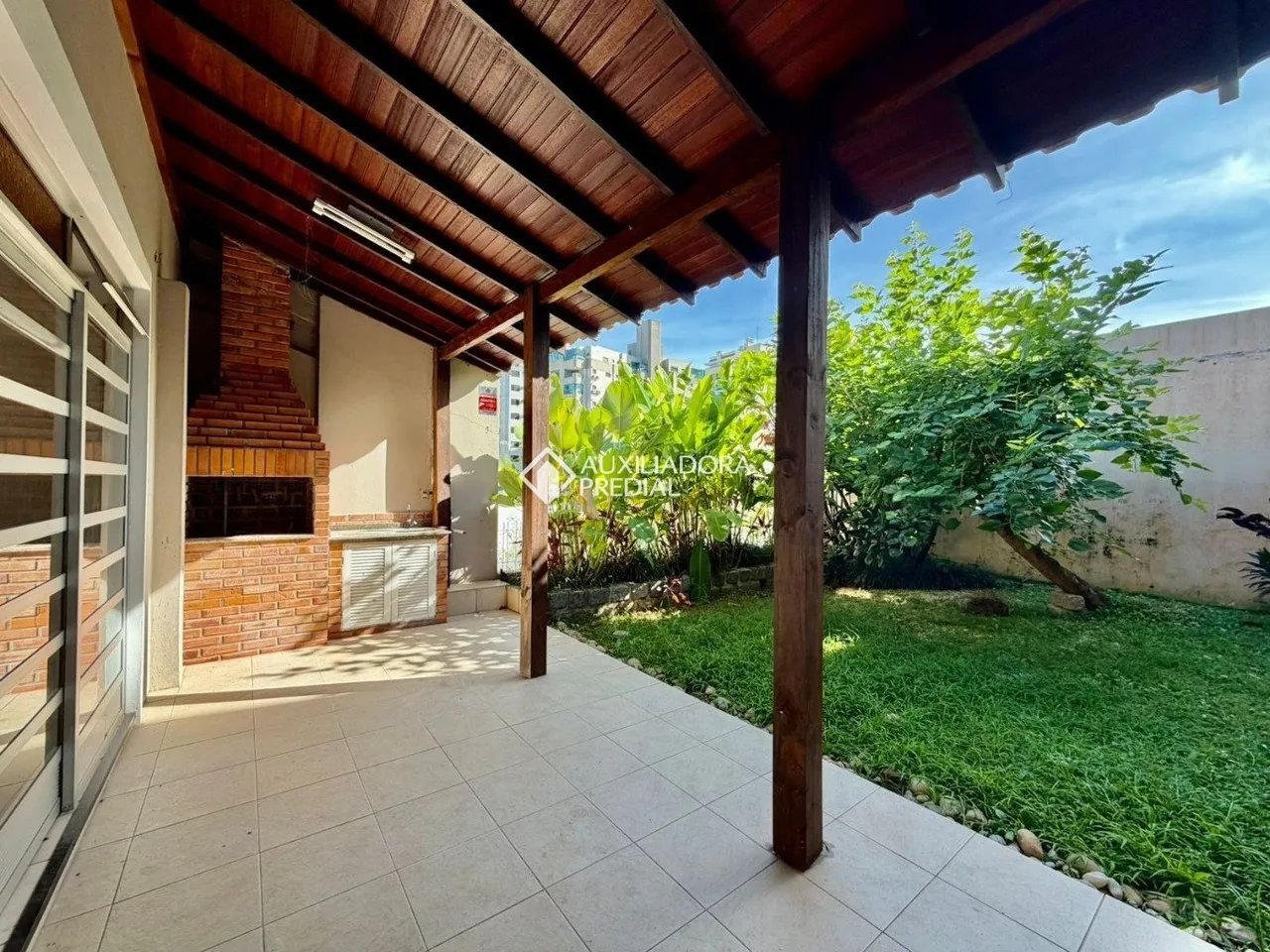 Робоче місце та 5 спалень: будинок 320 м² — photo 9
