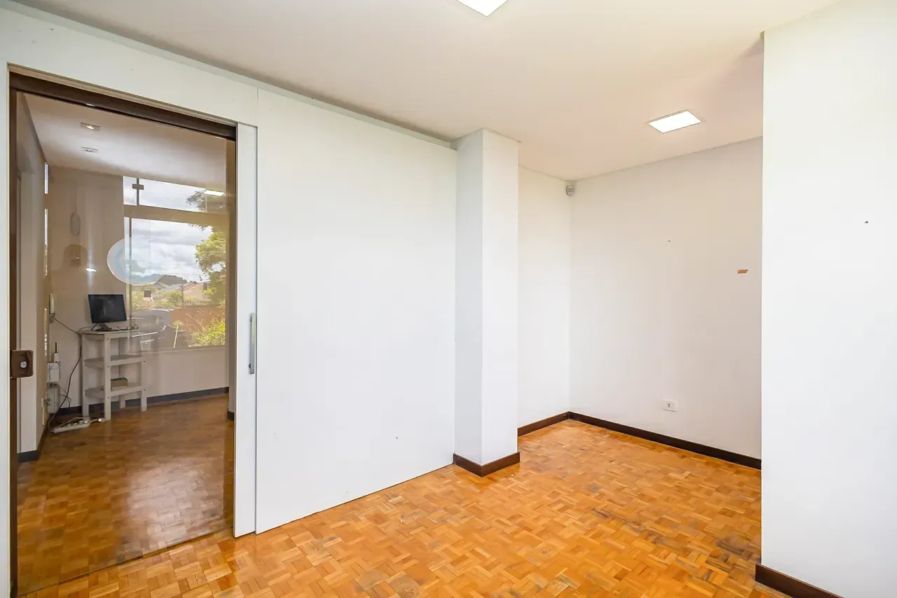 Furnished house with 5 bedrooms and 470 m² — photo 91