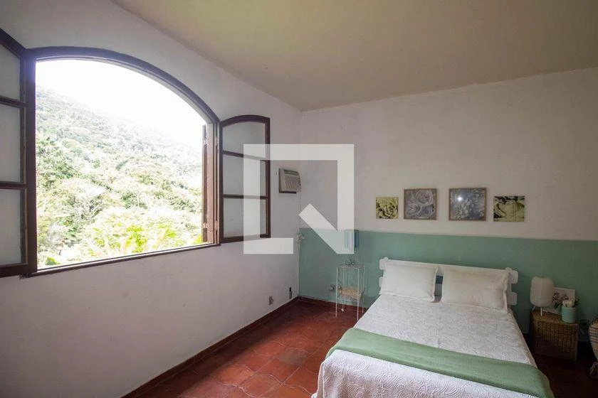 Furnished house with 4 bedrooms and 215 m² — photo 31