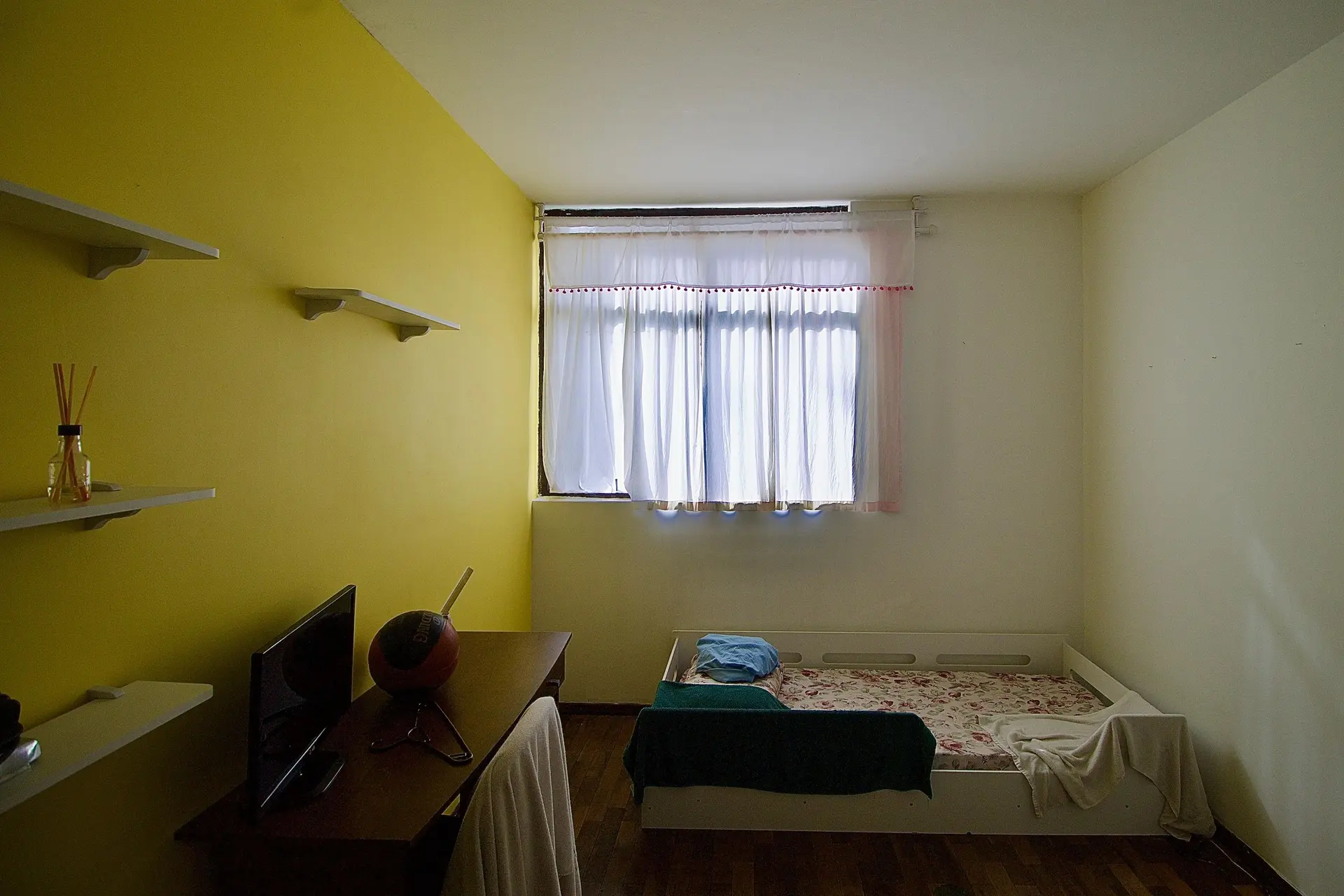 84 m² apartment with a home office and a bathtub — photo 13