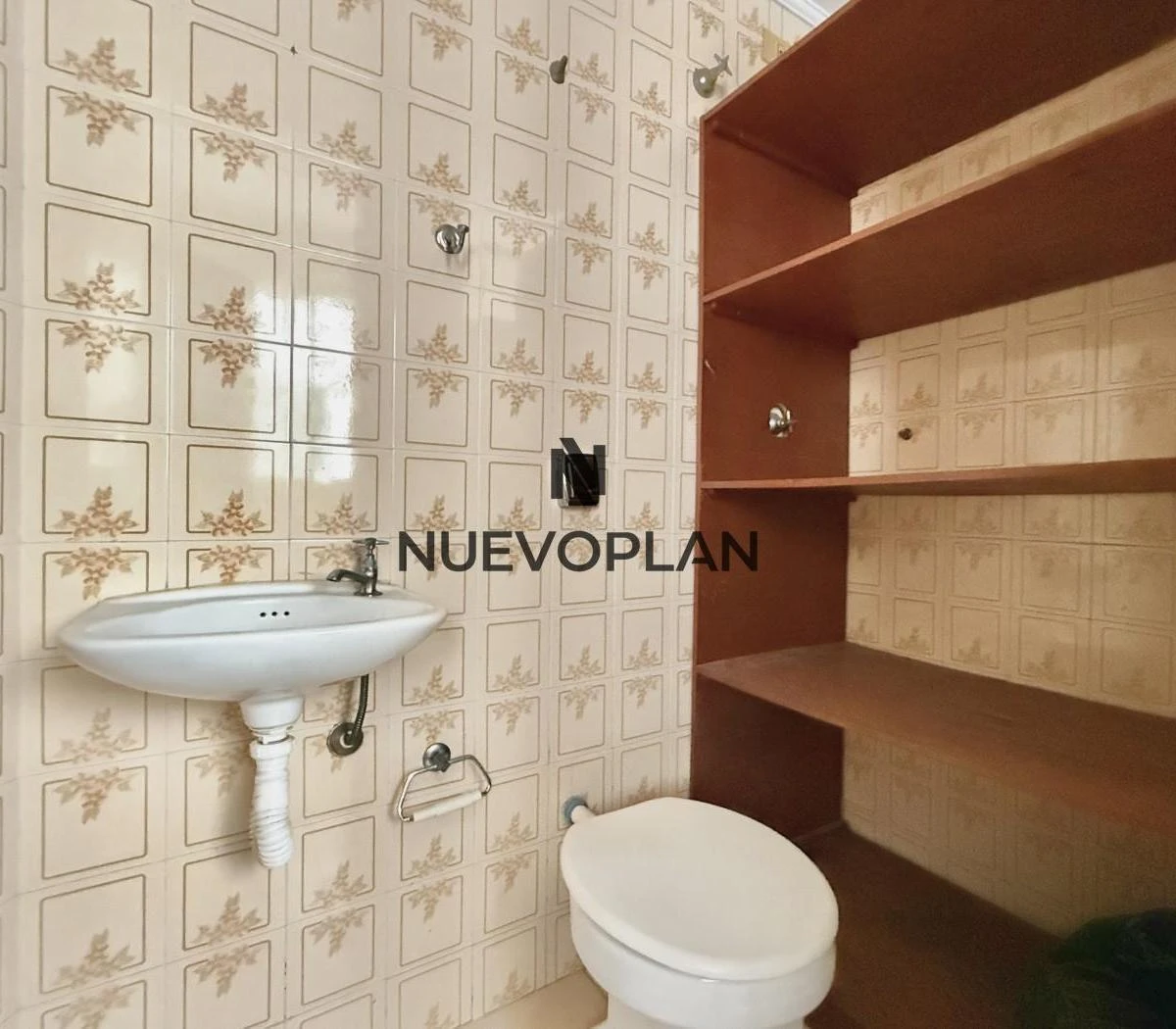 Wood or laminate floors in a 3-bedroom apartment, 78 m² — photo 10