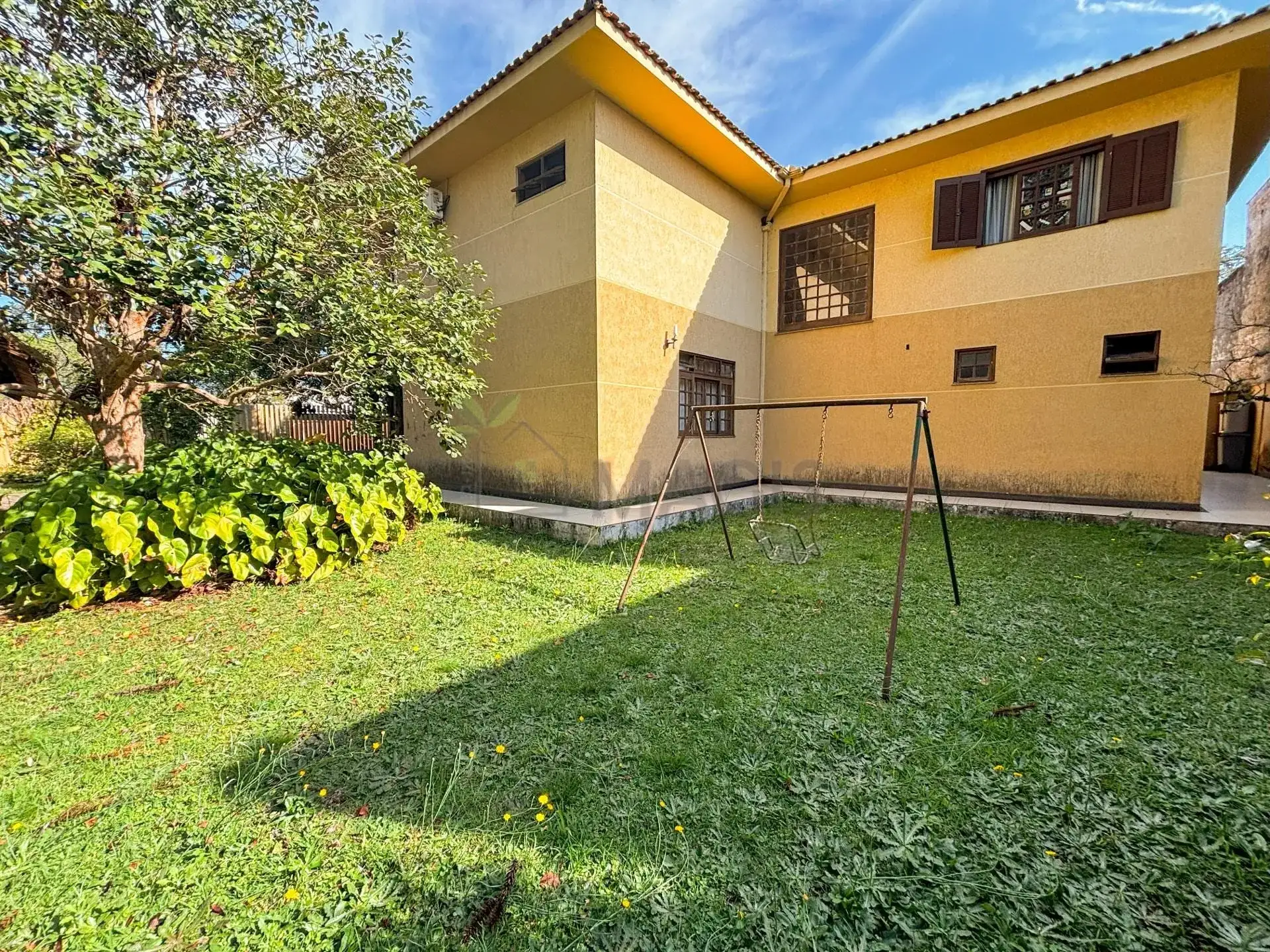 House with 5 bedrooms and 13 parking spaces across 2 floors — photo 3