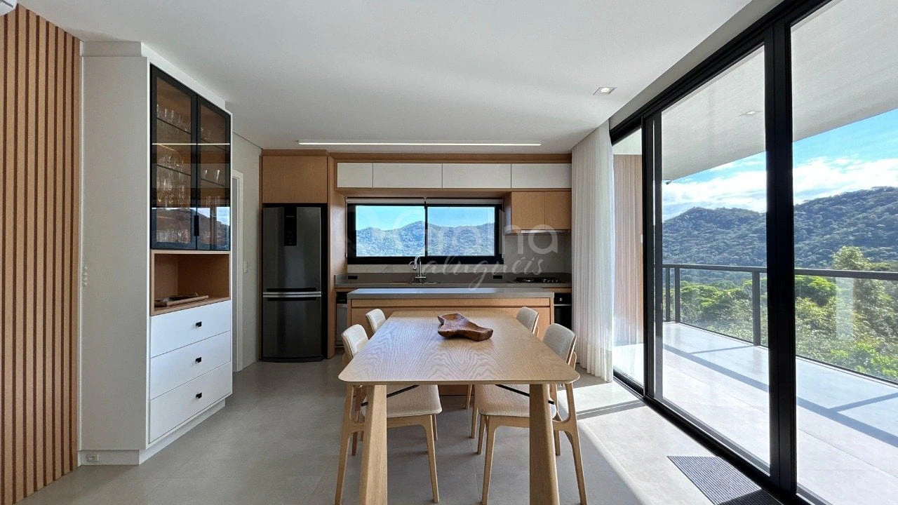 Furnished house, 158 m², with floor-to-ceiling windows