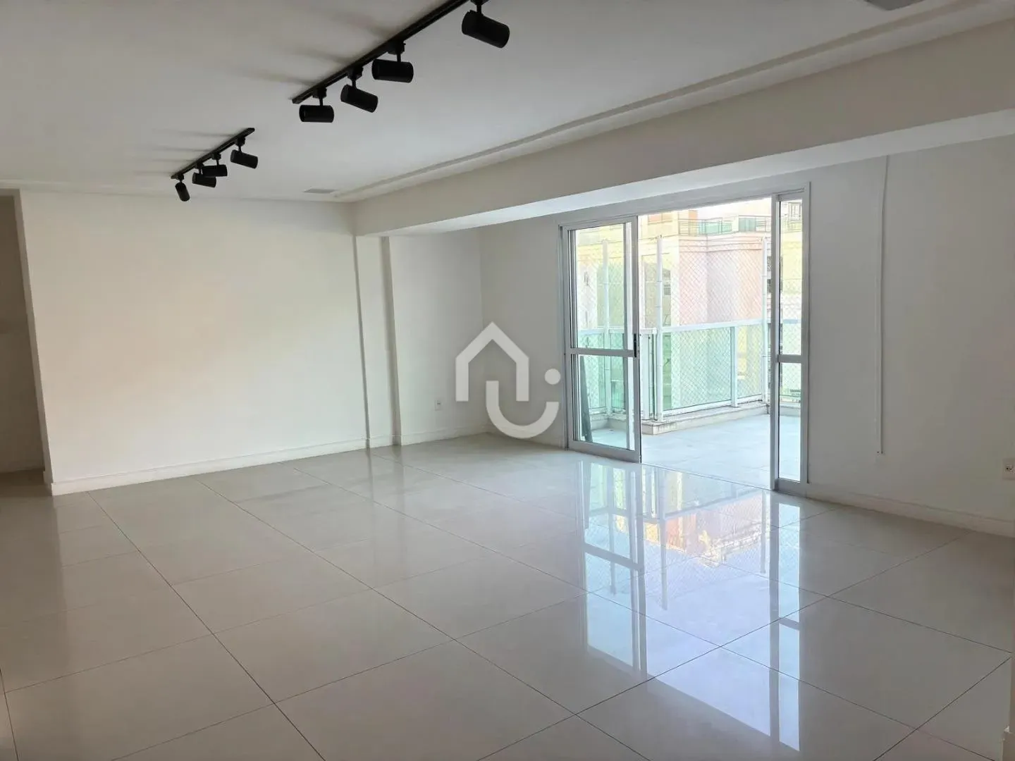 Top-floor apartment with 5 bedrooms and balcony grill — photo 8