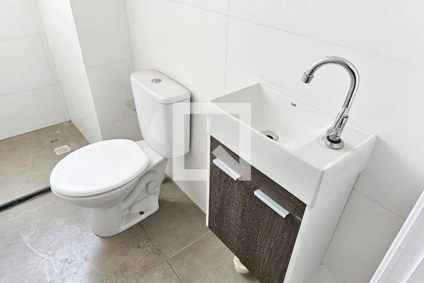 2-bedroom apartment in a building with a gym — photo 13