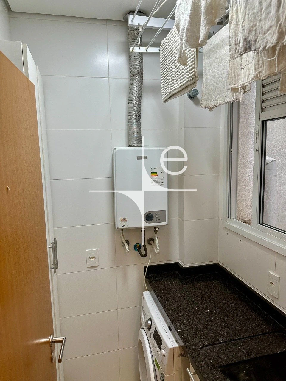 Walk-in closet in a 2-bedroom apartment, 98 m² — photo 19