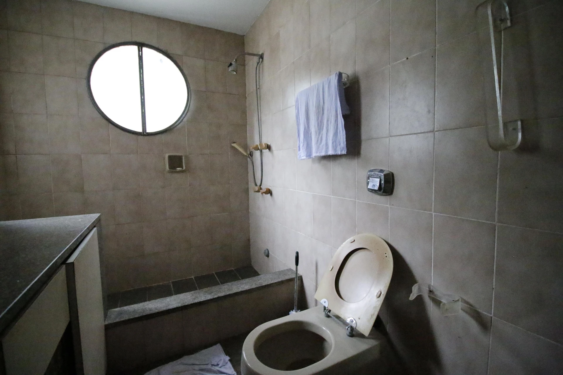 500 m² house with floor-to-ceiling windows and a bathtub — photo 56