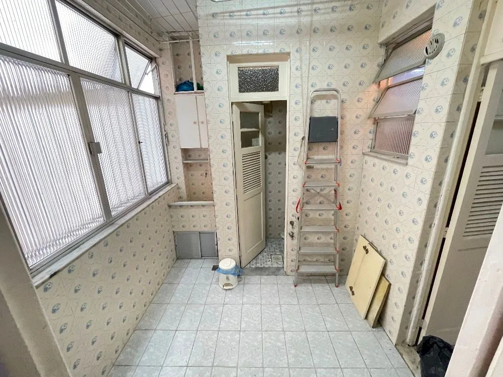Wood or laminate floors in a 2-bedroom apartment, 75 m² — photo 19