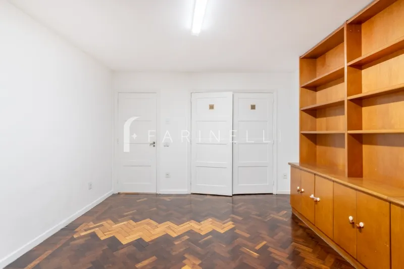 Home office in a 4-bedroom apartment, 196 m² — photo 11