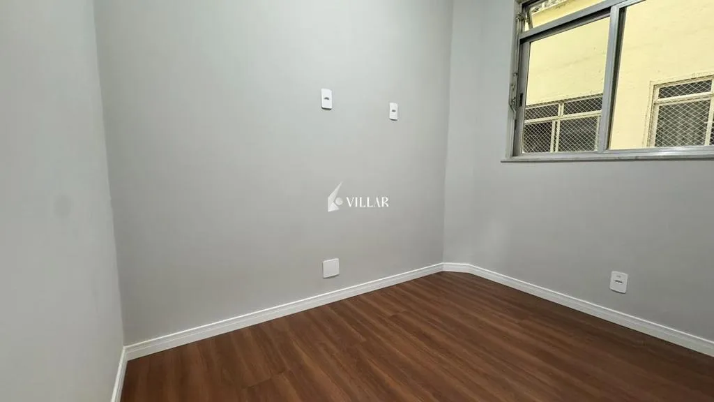 Wood or laminate floors in a 3-bedroom apartment, 80 m² — photo 3