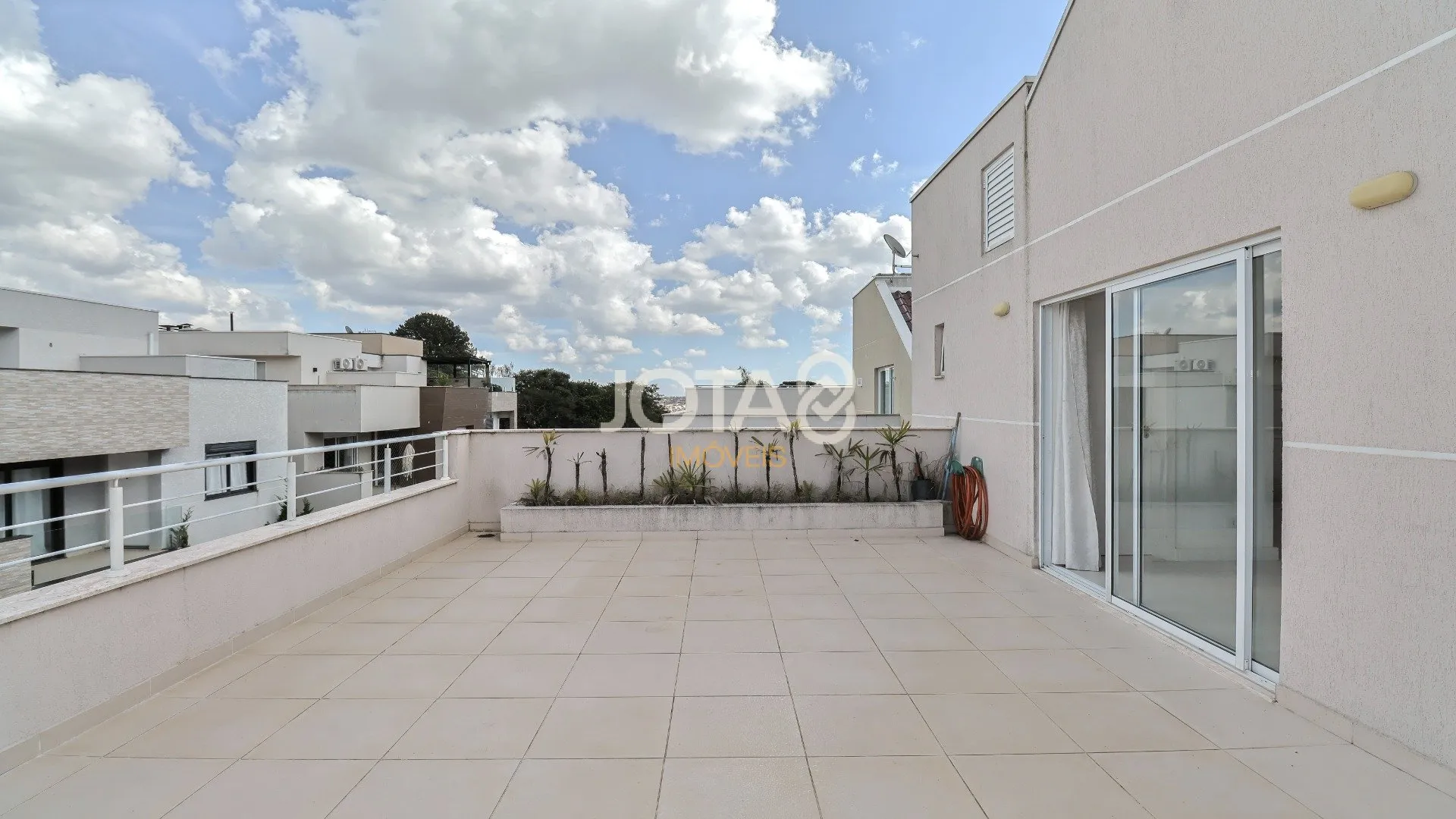 House with 3 bedrooms and an open-plan kitchen — photo 28