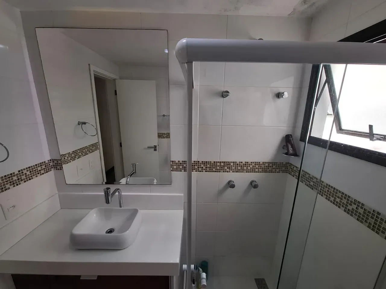Glass-enclosed balcony in a 2-bedroom apartment, 107 m² — photo 10