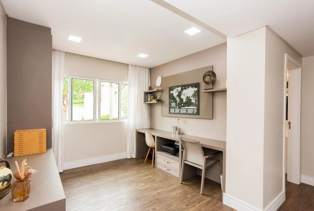 4-bedroom house with floor-to-ceiling windows — photo 23