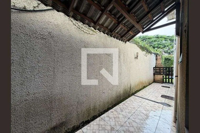 Balcony with a grill in a one-bedroom house, 75 m² — photo 13